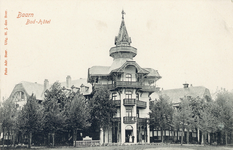 7624 Gezicht op het Badhotel aan de Middenlaan te Baarn uit het zuiden. N.B. De straatnaam Middenlaan is op 4 jan. 1937 ...